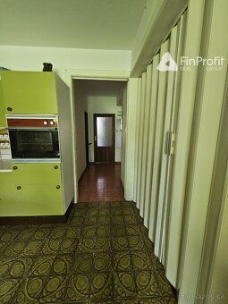 Ponúkame na predaj krásny a veľmi zachovalý rodinný dom v ra