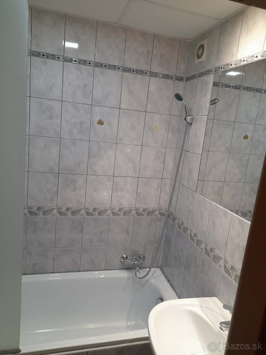 Ponúkam na prenájom 3izb.byt čiastocne zariadený, rekonštruo