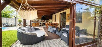 Predstavte si ráno s kávou na priestrannej terase, pár kroko
