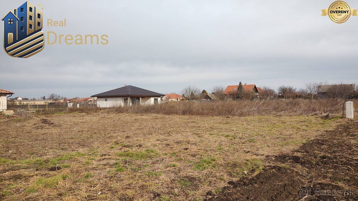 Rozloha: 1270 m2.
Pozemok je rovinatý. Pri pozemku sa nachád