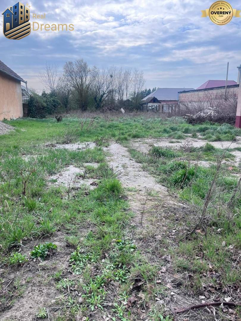 Ponúkame na predaj priestranný stavebný pozemok v obci Tvrdo