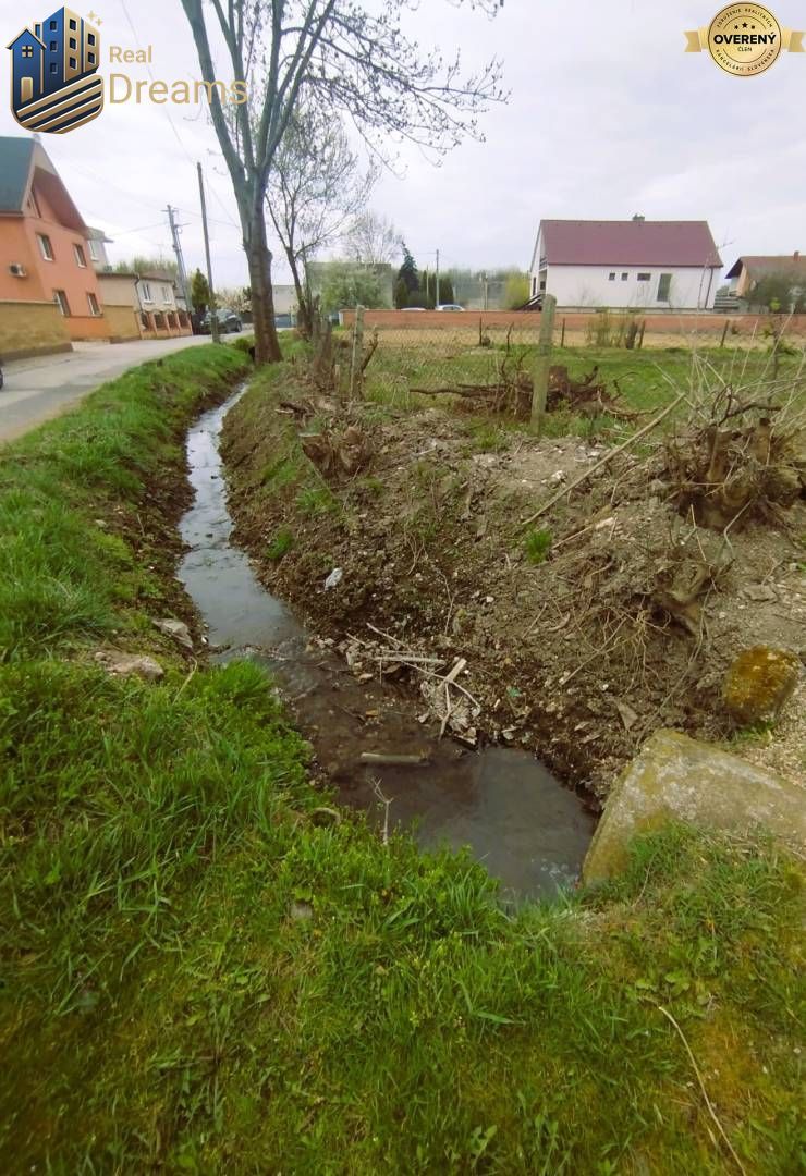 Horná Kráľová – tichá ulica, veľkorysá výmera, všetky siete 