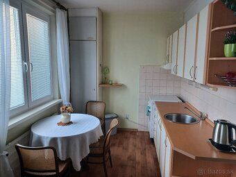 Exkluzívne ponúkame na predaj priestranný trojizbový byt s b