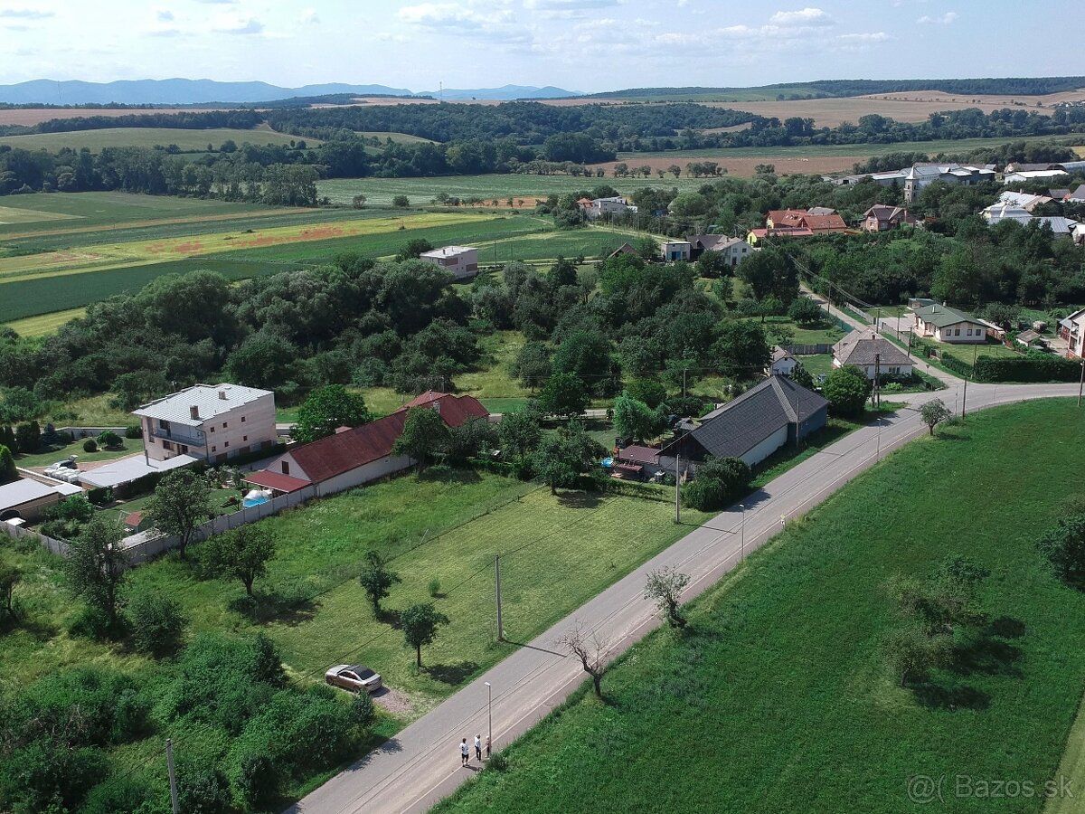 Ponúkam na predaj pekný, rovinatý stavebný pozemok o výmere 