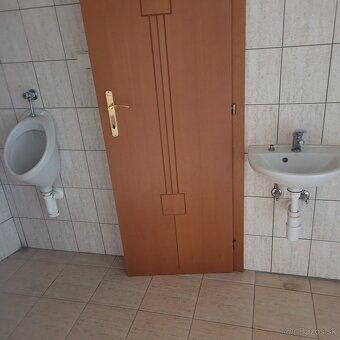 Predám apartmanový dom pozostávajúci z dvoch podlaží. Prízem