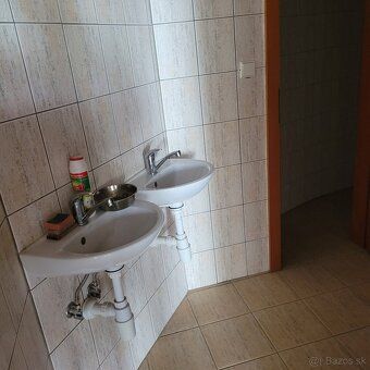 Predám apartmanový dom pozostávajúci z dvoch podlaží. Prízem