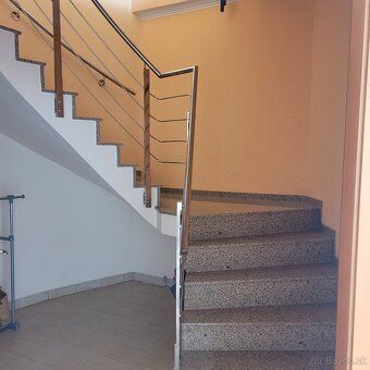 Predám apartmanový dom pozostávajúci z dvoch podlaží. Prízem
