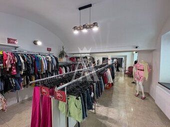 Ponúkame na odstúpenie obchodný priestor nachádzajúci sa v c