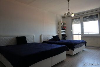 Ponúkame Vám ponúka na predaj 2 izbový veľkometrážny, čiasto