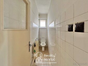 Rodinný dom je murovaný z pálenej tehly a má sedlovú strechu