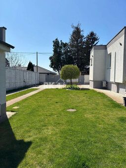 V ponuke na predaj dvojpodlažný,  4 izbový rodinný  dom  s b