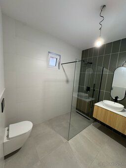 Ponúkame na predaj kompletne zrekonštruovaný 3-izbový rodinn