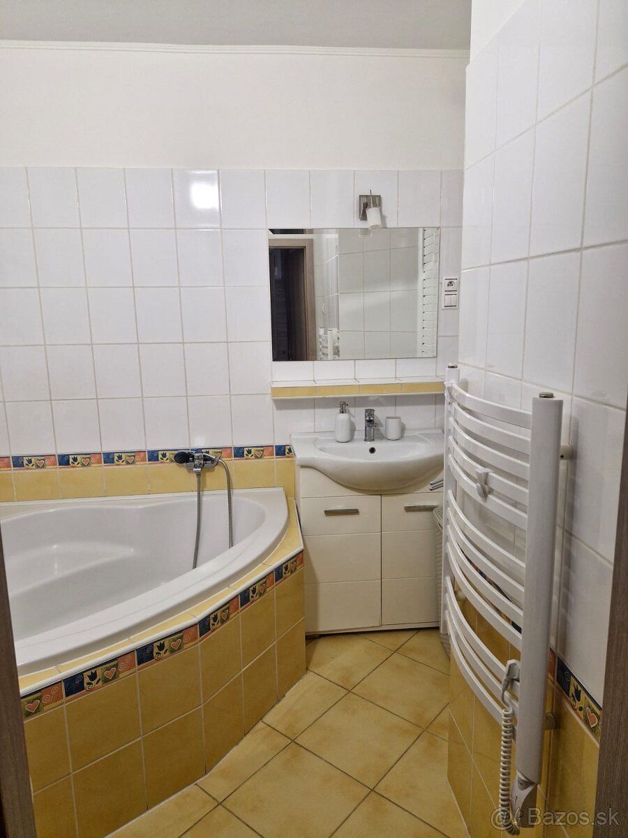 Dám do prenájmu zariadený 2 izbový byt v centre mesta SENICA