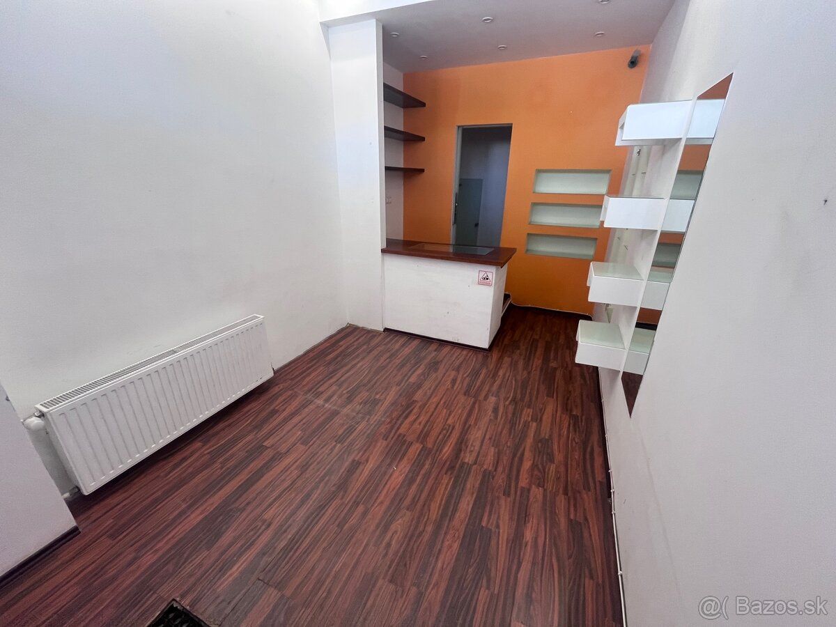 Priestor vhodný na obchod alebo kanceláriu v Kocke na prízem