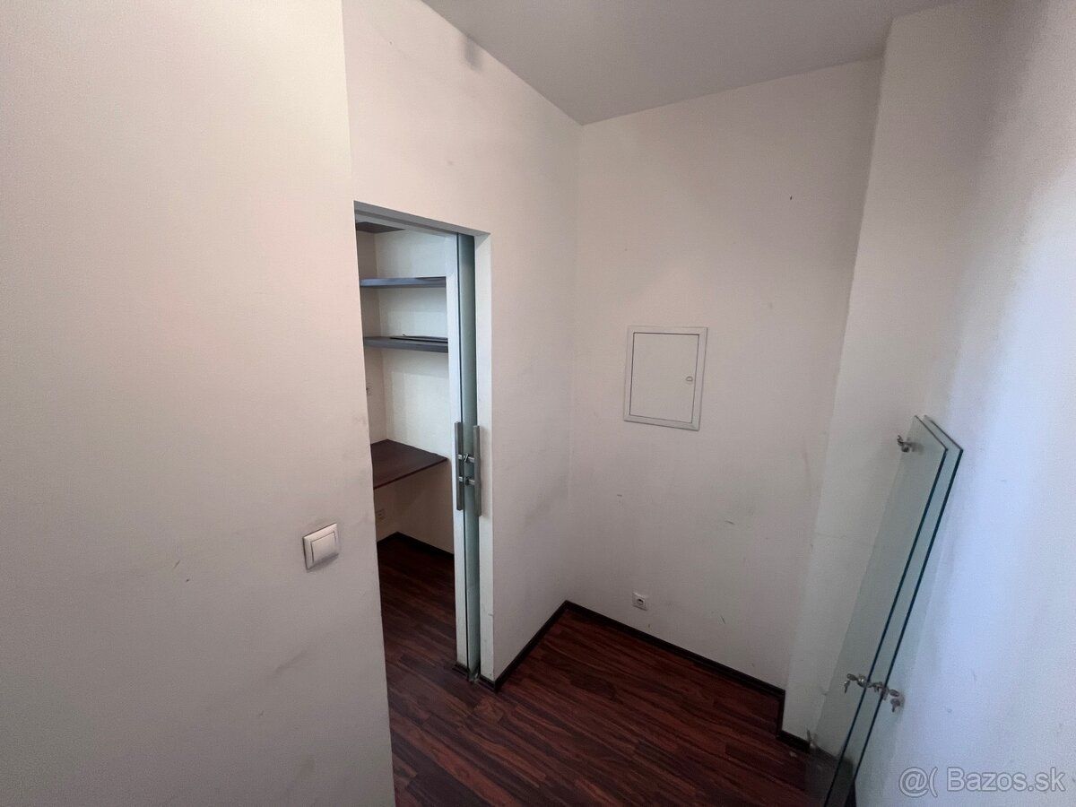 Priestor vhodný na obchod alebo kanceláriu v Kocke na prízem