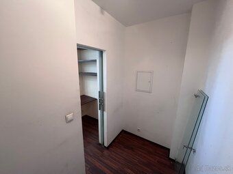 Priestor vhodný na obchod alebo kanceláriu v Kocke na prízem