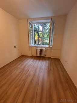 Ponúkame na predaj kompletne novo-zrekonštruovaný 3-izbový b