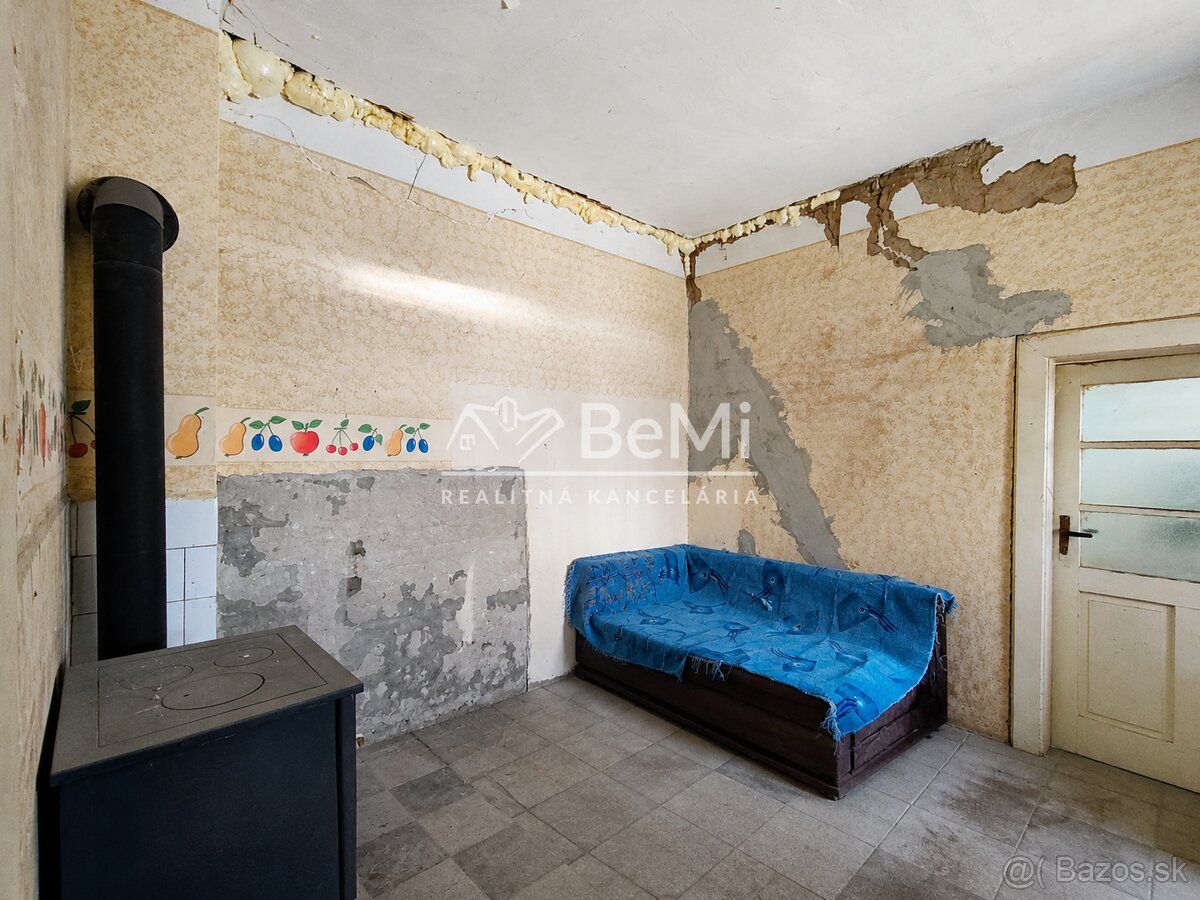 Ponúkame na predaj veľký pozemok 2 291 m² v obci Hokovce – d