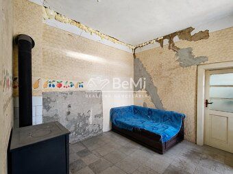 Ponúkame na predaj veľký pozemok 2 291 m² v obci Hokovce – d