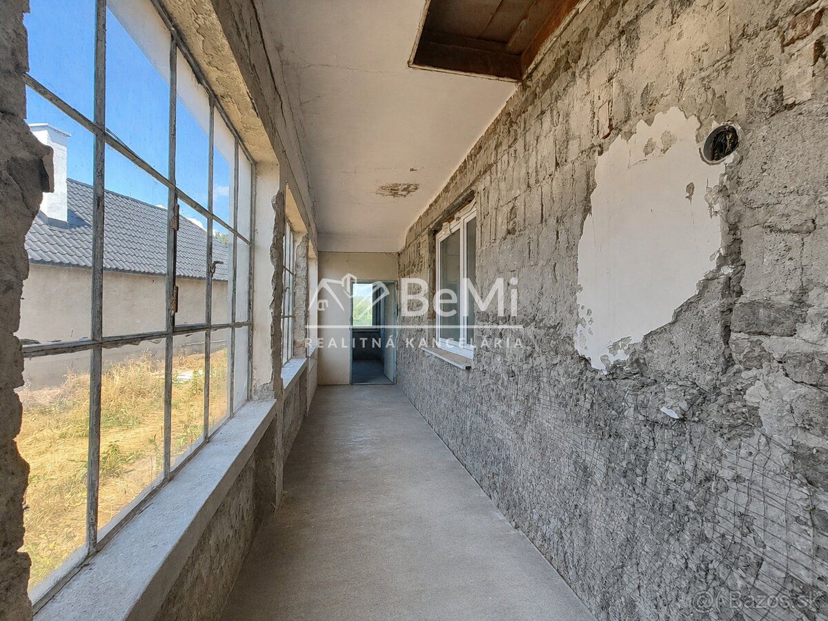 Ponúkame na predaj veľký pozemok 2 291 m² v obci Hokovce – d