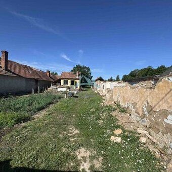 Ponúkame na predaj veľký pozemok 2 291 m² v obci Hokovce – d