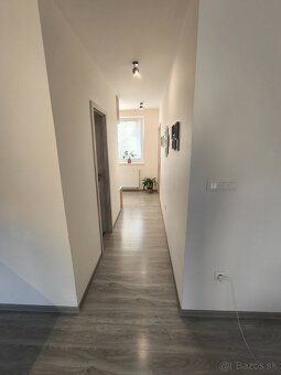 Ponúkam na prenájom 2-izbový byt v centre Štiavnika nad zdra