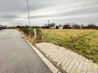 Ponúkam na predaj pekný slnečny pozemok asi 5 minút od krajs