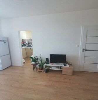Ponúkam na dlhodobý prenájom svetlý a moderný byt s výbornou