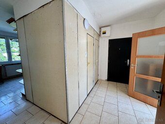 Ponúkame na predaj priestranný 3-izbový byt s výmerou 72 m²,