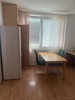 Ponúkam na prenájom priestranný a kompletne zariadený 1-izbo
