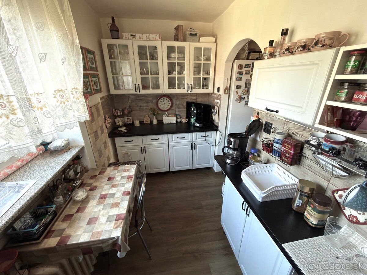 Predám 2 izbový tehlovy byt o výmere cca 60m2 na ulici Červe