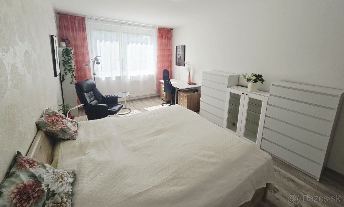 Prenájom priestranného 2i bytu, Nivy, loggia, špajza, bez pl