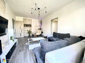 I offer for sale a three-room apartment with balcony in