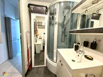 I offer for sale a three-room apartment with balcony in