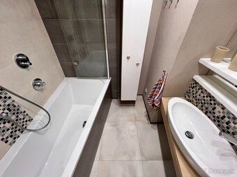 Oferujemy do wynajęcia przestronny 4-pokojowy apartament