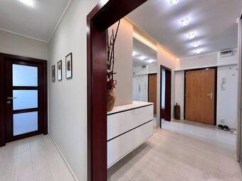 Oferujemy do wynajęcia przestronny 4-pokojowy apartament
