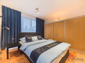 Apartmán je prostorný, světlý a příjemně prosvětlený byt