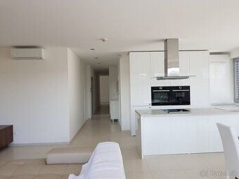 Apartmán je prostorný, světlý a příjemně prosvětlený byt