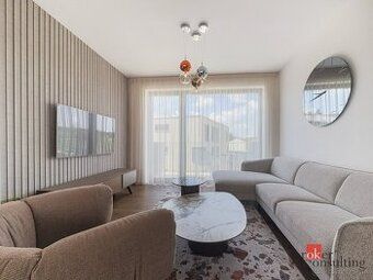 Apartmán je prostorný, světlý a příjemně prosvětlený byt