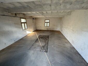 Продам будинок з гаражем у Торналі. Площа ділянки 586 м²