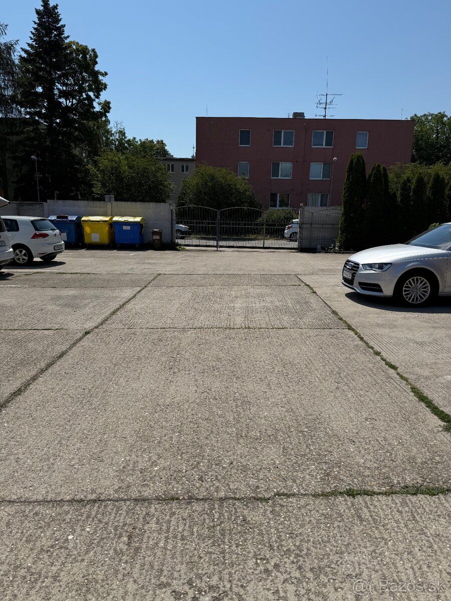Oddam w najem dwa miejsca parkingowe przy ulicy