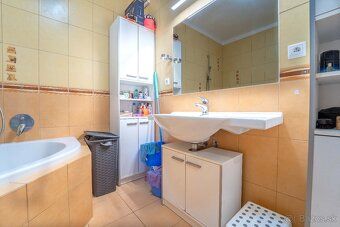 EKSKLUZYWNY PRZESTRONNY TRZY-POKOJOWY APARTAMENT Z MIEJSCEM