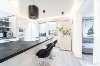 EKSKLUZYWNY PRZESTRONNY TRZY-POKOJOWY APARTAMENT Z MIEJSCEM