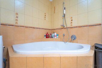 EKSKLUZYWNY PRZESTRONNY TRZY-POKOJOWY APARTAMENT Z MIEJSCEM