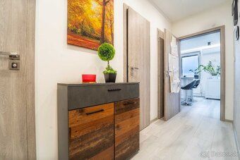 EKSKLUZYWNY PRZESTRONNY TRZY-POKOJOWY APARTAMENT Z MIEJSCEM