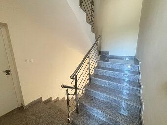 LaHoREAL.eu nabízí k prodeji zařízený třípokojový apartmán