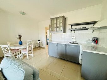 LaHoREAL.eu nabízí k prodeji zařízený třípokojový apartmán