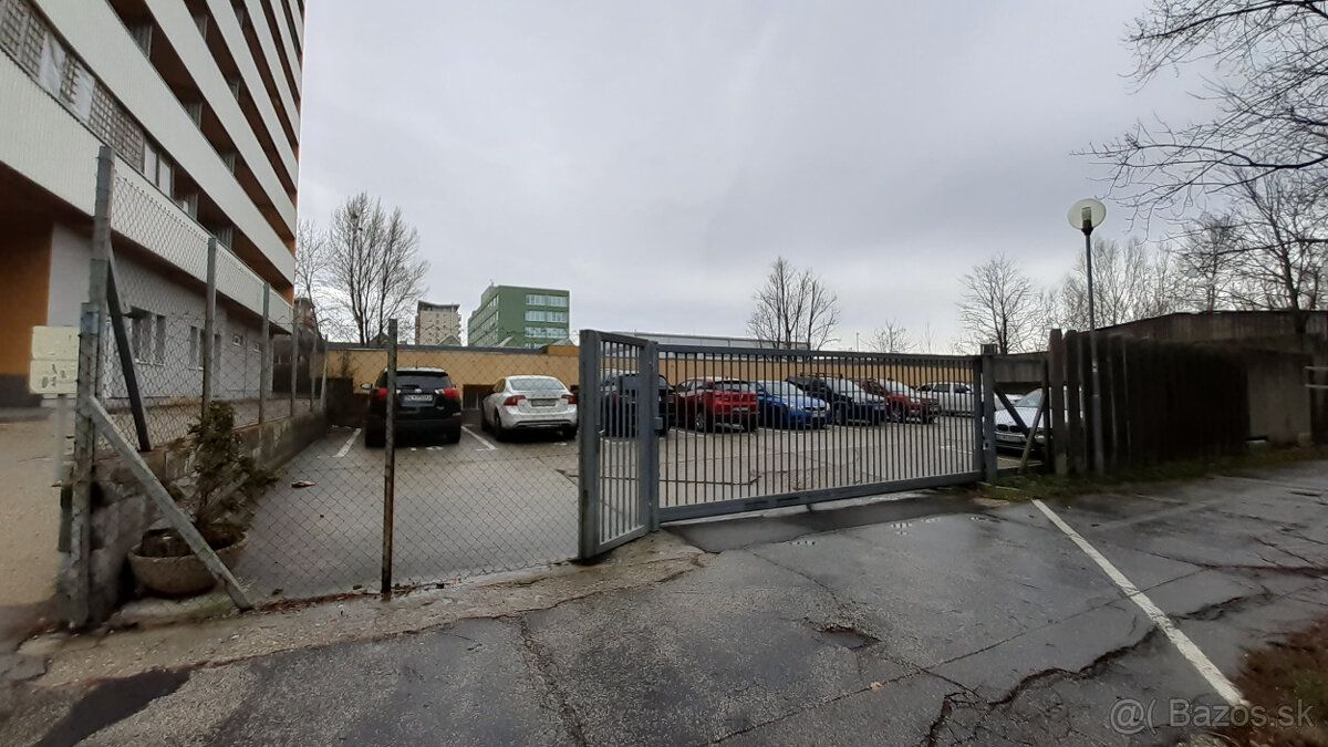 Nabízím k pronájmu uzamykatelnou garážovou stání ve