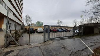 Nabízím k pronájmu uzamykatelnou garážovou stání ve