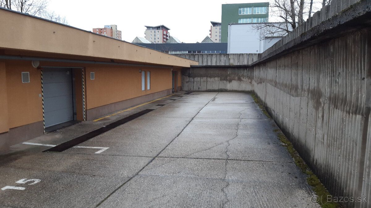 Nabízím k pronájmu uzamykatelnou garážovou stání ve